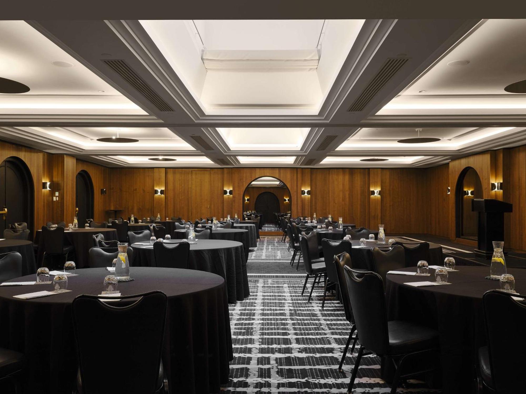 Vogue Hotel Montreal Downtown, Curio Collection By Hilton Kültér fotó