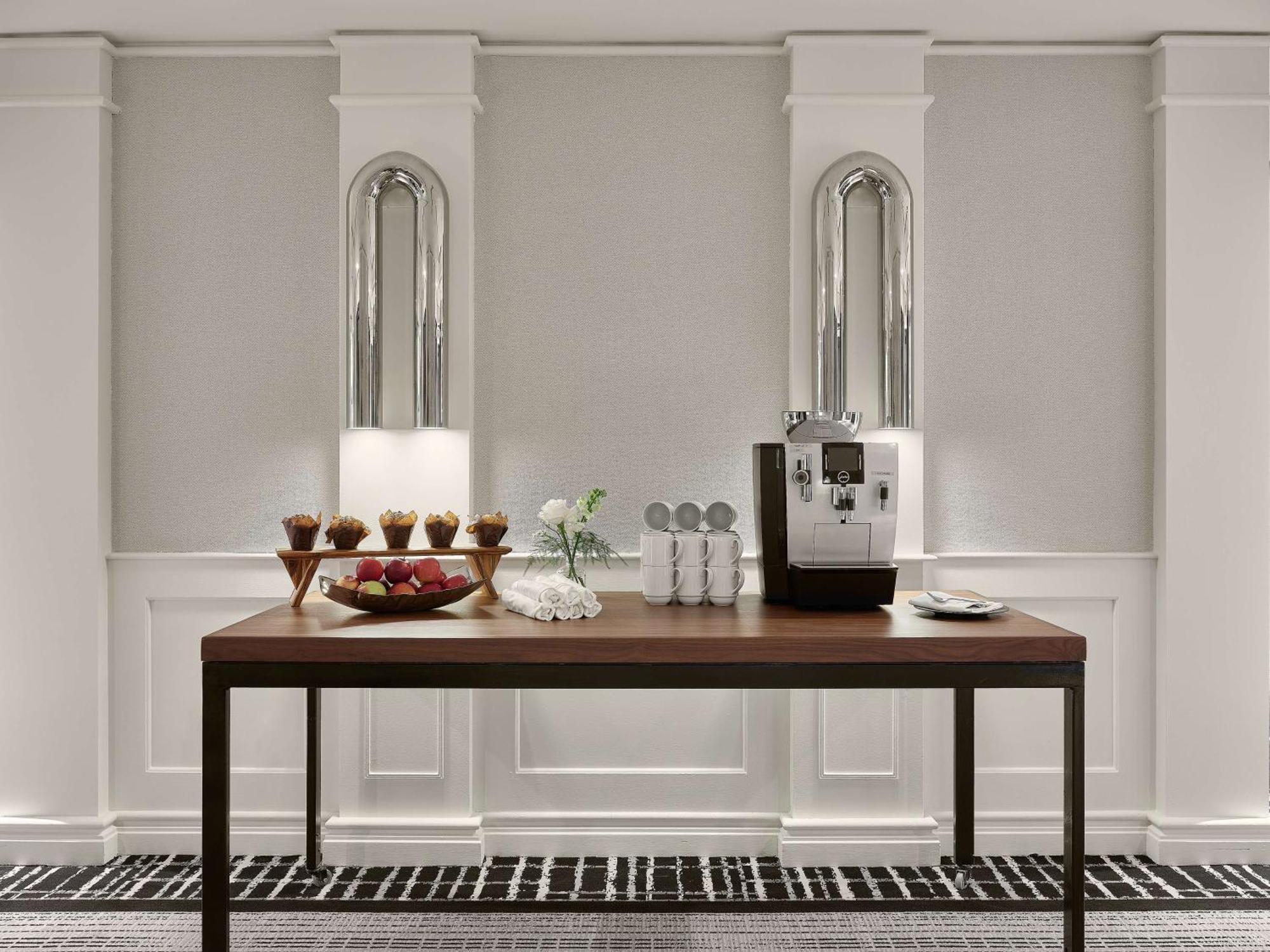 Vogue Hotel Montreal Downtown, Curio Collection By Hilton Kültér fotó