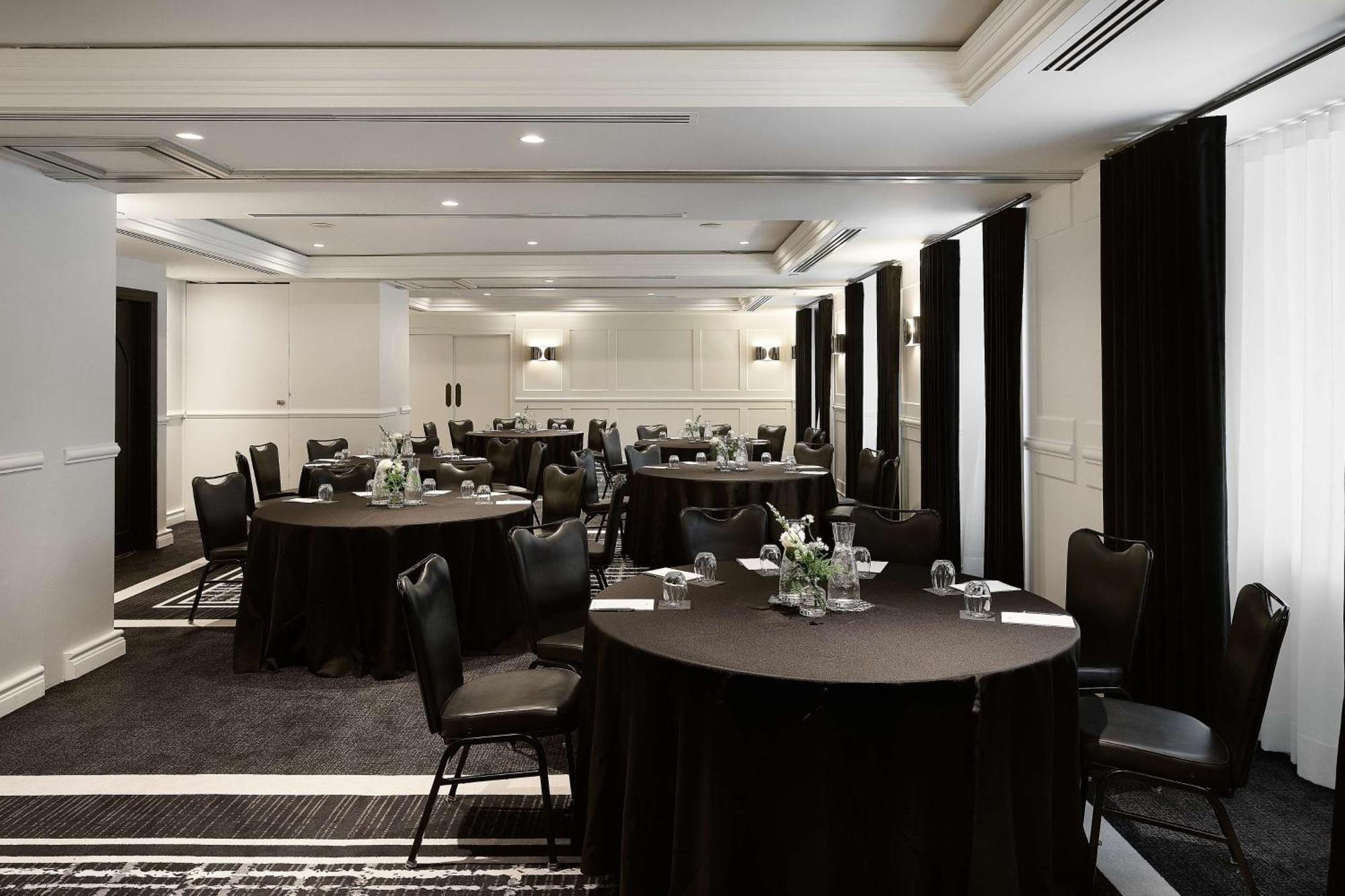 Vogue Hotel Montreal Downtown, Curio Collection By Hilton Kültér fotó