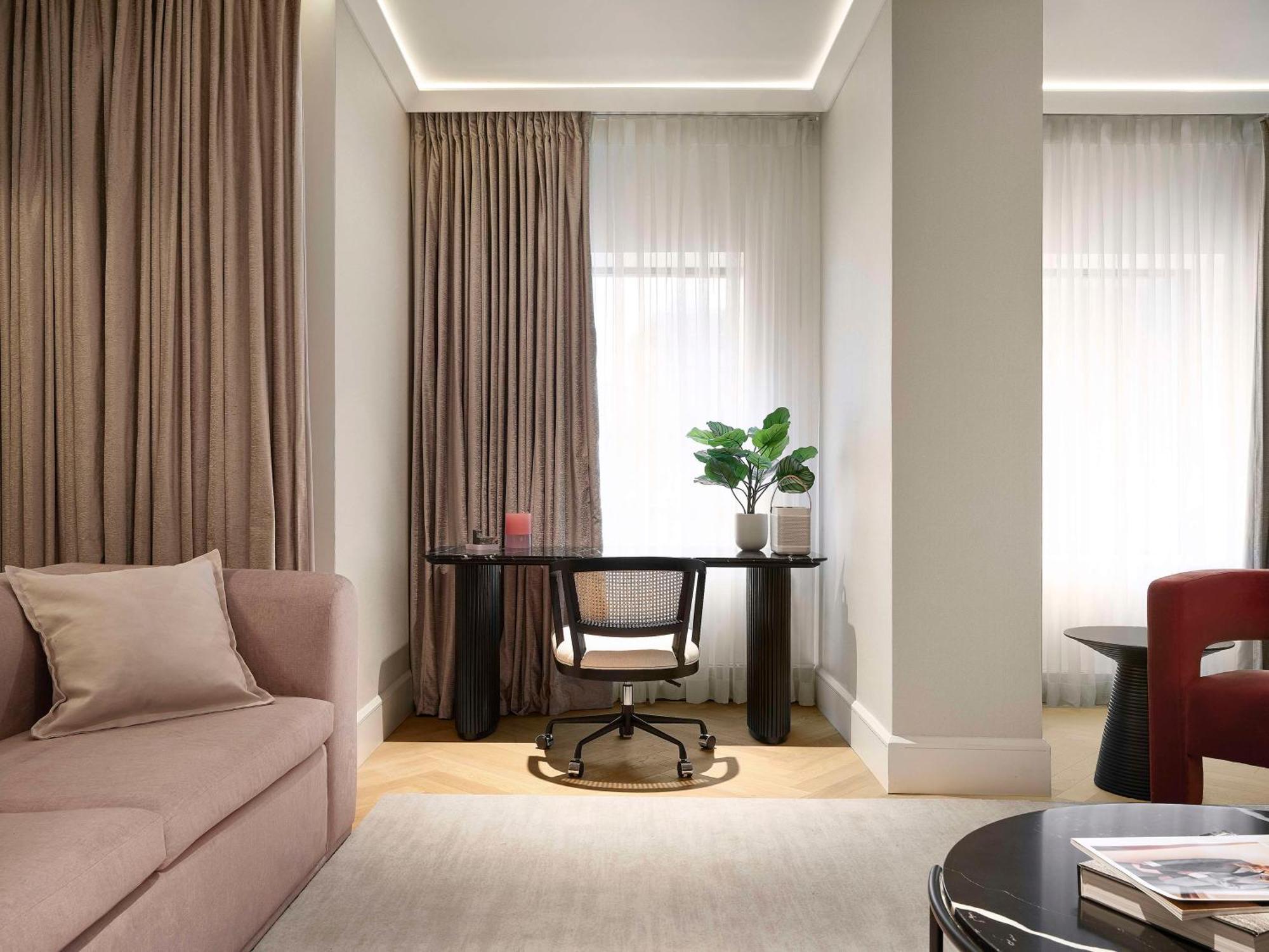 Vogue Hotel Montreal Downtown, Curio Collection By Hilton Kültér fotó