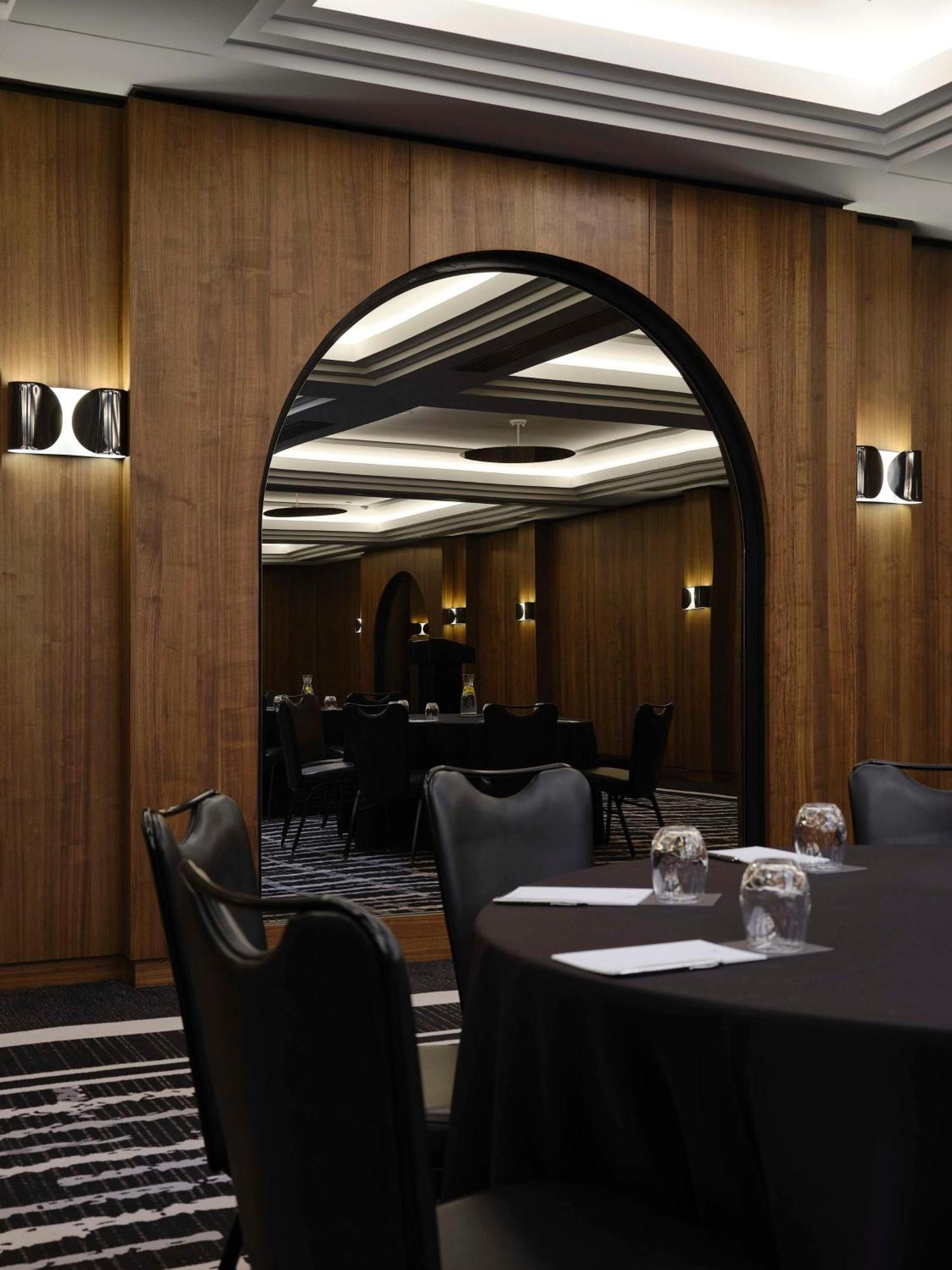 Vogue Hotel Montreal Downtown, Curio Collection By Hilton Kültér fotó